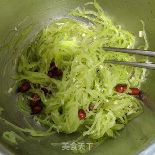 果仁凉拌莴笋的做法步骤：4