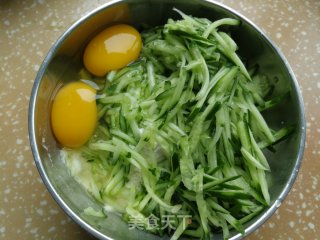 【边角料】黄瓜丝豆渣鸡蛋饼的做法步骤：2