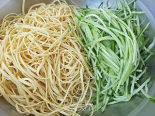 凉拌黄瓜干豆腐丝的做法步骤：3