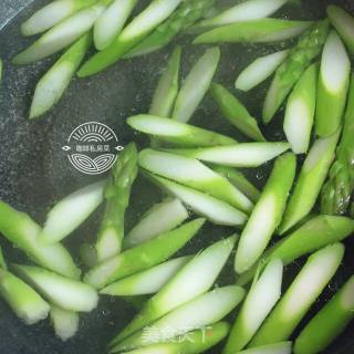 虾仁鸡蛋炒芦笋的做法步骤：9