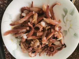彩椒爆炒鱿鱼须的做法步骤：1