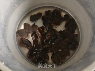 黄瓜黑木耳炒肉片的做法步骤：2