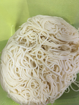 十三香龙虾仁炒面的做法步骤：1