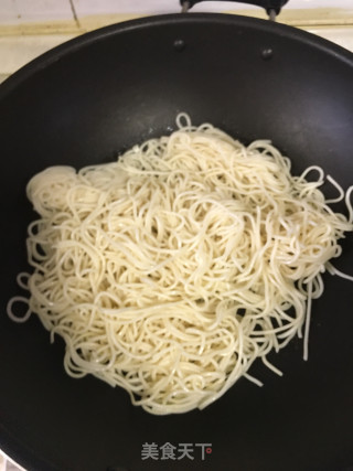 十三香龙虾仁炒面的做法步骤：2