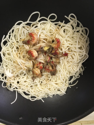 十三香龙虾仁炒面的做法步骤：3