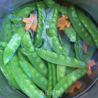 荷兰豆拌腐竹的做法步骤：6