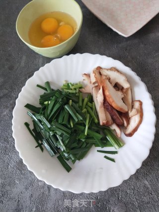 韭菜香菇炒鸡蛋的做法步骤：2