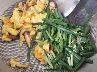 韭菜香菇炒鸡蛋的做法步骤：7