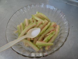 瓜皮拌粉皮的做法步骤：2