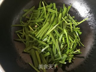韭菜炒虾仁的做法步骤：9