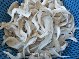 夏瓜炒鲜蘑的做法步骤：2