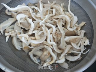 夏瓜炒鲜蘑的做法步骤：3