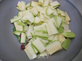 夏瓜炒鲜蘑的做法步骤：6