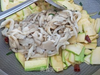 夏瓜炒鲜蘑的做法步骤：7