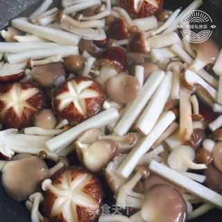 五花肉炒杂菇的做法步骤：7