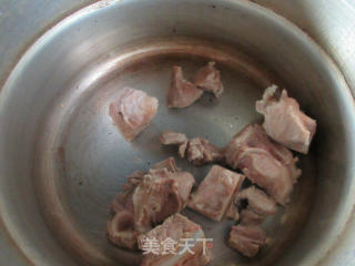 肉骨土豆龙虾尾煲的做法步骤：3