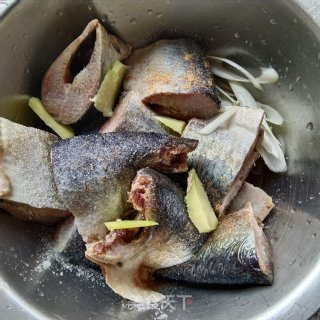 香辣青鱼块的做法步骤：1