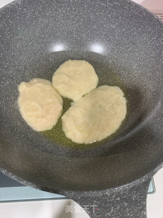 腊肉炒土豆锅巴的做法步骤：2