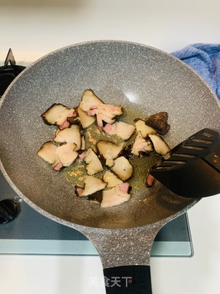 腊肉炒土豆锅巴的做法步骤：4