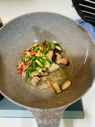 腊肉炒土豆锅巴的做法步骤：5