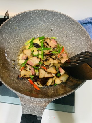 腊肉炒土豆锅巴的做法步骤：6