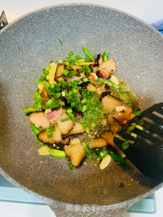 腊肉炒土豆锅巴的做法步骤：7