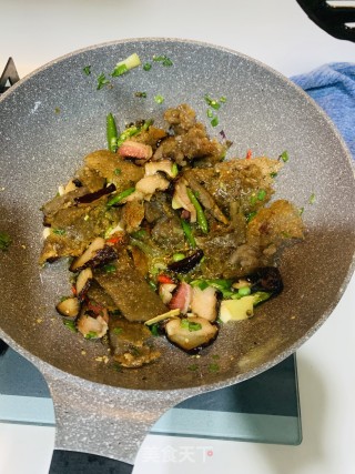 腊肉炒土豆锅巴的做法步骤：9