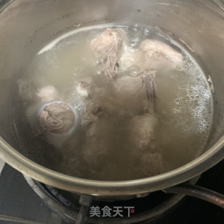 山药萝卜排骨汤的做法步骤：2