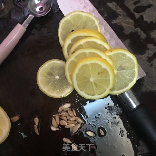 冰镇柠檬蜂蜜水的做法步骤：2