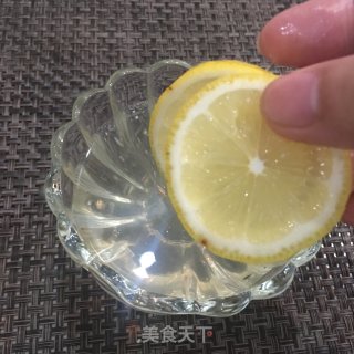 冰镇柠檬蜂蜜水的做法步骤：6