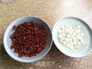莲子红豆羹的做法步骤：1