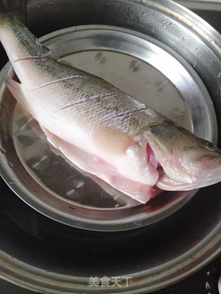 清蒸鲈鱼的做法步骤：1