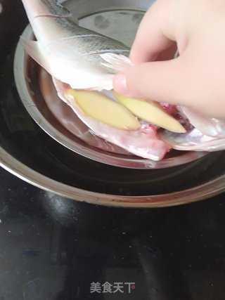 清蒸鲈鱼的做法步骤：2