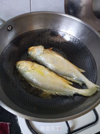 烧黄花鱼的做法步骤：2