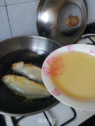烧黄花鱼的做法步骤：4
