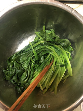 菠菜鸡蛋煎饼的做法步骤：1