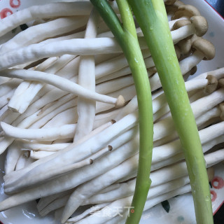 剁椒蟹味菇炒包菜的做法步骤：1