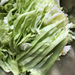 剁椒蟹味菇炒包菜的做法步骤：4