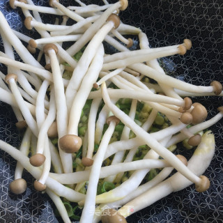 剁椒蟹味菇炒包菜的做法步骤：7