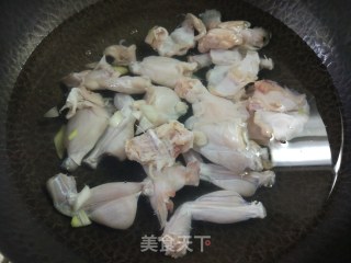 酱爆牛蛙的做法步骤：3