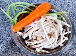 芹菜胡萝卜炒白玉菇的做法步骤：1