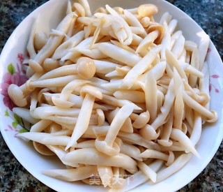 芹菜胡萝卜炒白玉菇的做法步骤：4
