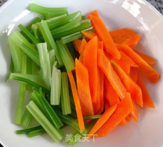 芹菜胡萝卜炒白玉菇的做法步骤：5