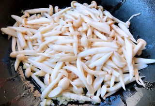 芹菜胡萝卜炒白玉菇的做法步骤：7