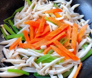 芹菜胡萝卜炒白玉菇的做法步骤：9