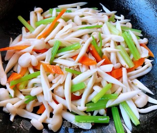 芹菜胡萝卜炒白玉菇的做法步骤：10