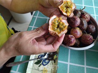 百香果蜂蜜水的做法步骤：2