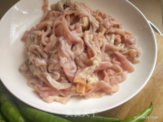 鸭肠炒尖椒的做法步骤：2