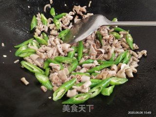 鸭肠炒尖椒的做法步骤：7