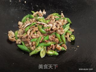 鸭肠炒尖椒的做法步骤：8